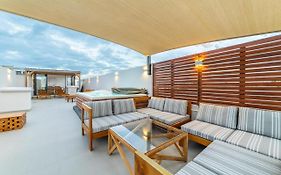 One Bay Residence Unit 15 - Penthouse With Private Roof Top, Jacuzzi And Sea View
